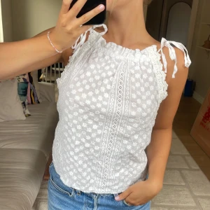 Söt vit topp  - Säljer denna söta topp som jag köpte i Sydafrika! Aldrig använd 🍓