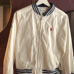 Jacka - Jag säljer en U.S polo assn jacka. Bra skick. Cond: 8/10.Andvänd Max 4 gånger. Nyt pris 1200. Tar bara Swish😁 priset kan diskuteras.