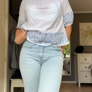 Low straight jeans - Low straight jeans ifrån bikbok, jag är 172 och dessa byxor är i perfekt längd på mig. Jeansen är i nyskick🤍köparen står för frakten❤️‍🔥