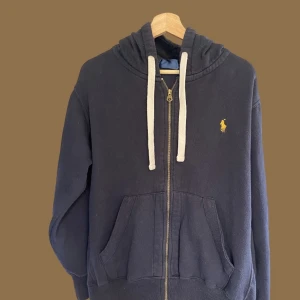 Ralph Lauren hoodie - Snygg och riktigt skön zip up hoodie från Ralph Lauren som jag säljer då den är för stor. Perfekt för sommaren! Skick: 8/10. Tveka inte att höra av dig vid minsta fundering!🙌