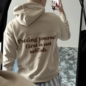 Hoodie - jättegullig hoodie från coast i storlek S (passar också som en M med lite tightare passform) - använd bara 1-2ggr så den är i nyskick (aldrig ens tvättad förrän nu när jag säljer den) 🫶🏼