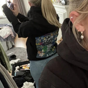 the cool elephant hoodie - inte använd mycket alls då ja inte gillar hoodies. storlek S och fortfarande mjuk inuti