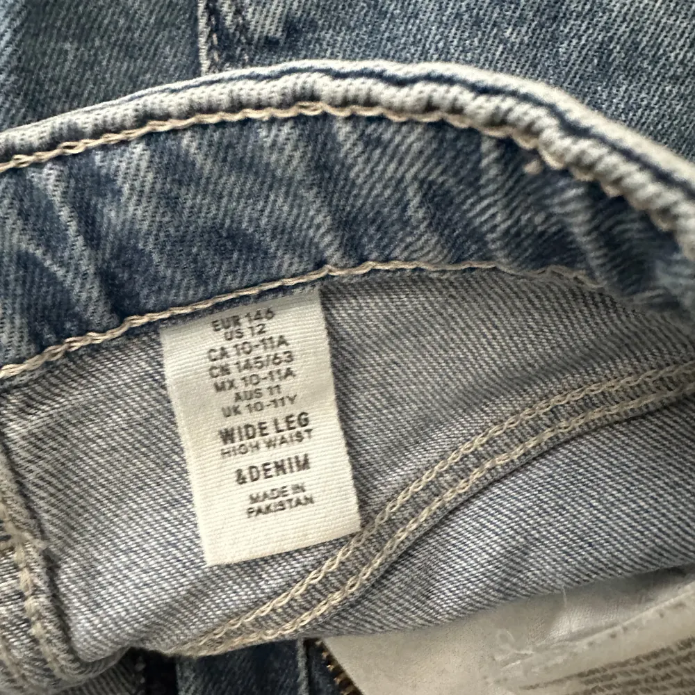 Ett par jeans från hm, dom är i bra skick bara att det stora hålet på knät har blivit större med tiden. Nypris ca 200 i bra skick.kan mötas i Gullspång och Karlskoga Kontakta för fler frågor ❤️ . Jeans & Byxor.