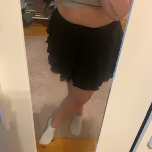 Svart kort kjol - En jätte fin svart kort kjol, aldrig advänt passar S o M