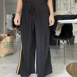 Byxor - Jätte sköna byxor men jag själv gillade inte hur dom satt💗