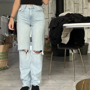 Ginatricot jeans - Jätte fina jeans men försmå på mig💓använt några gånger men ser ut som dom ska göra!
