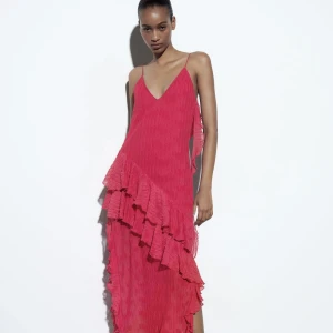 Plisserad och lång klänning zara - Helt nytt skick prislappen är kvar och den är oanvänd, slutsåld på hemsidan😊