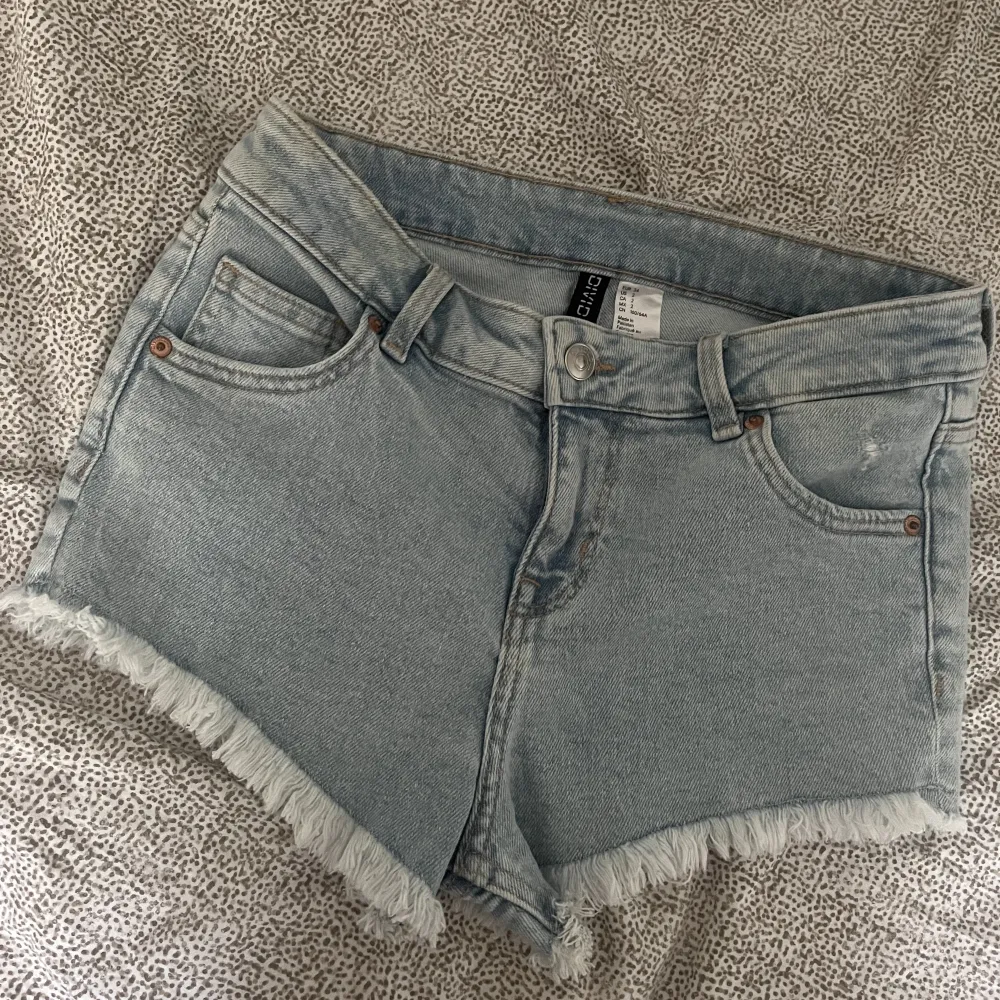 SKRIV PRIVAT FÖR BILD HUR DE SITTER PÅ!! Säljer dessa jeansshorts (i 3 olika färger) som är helt slutsålda på H&M’s hemsida 💕säljer då jag tycker dom är lite små på mig och därav inte kommer till användning 😙. Shorts.