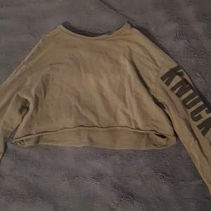 💕En magtröja/cropped tröja ifrån H&M's märke Divided, inget fel på den förutom att den bara ligger och dammar i min garderob💕