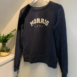 Morris Lady Tröja - En jättefin marinblå tjocktröja från Morris. Har en liten defekt i ”L”et i brodyren som syns på tredje bilden. Annars i bra skick☺️