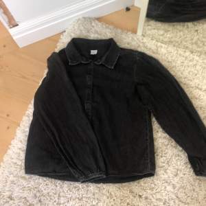 Storlek 152 svart skjorta 