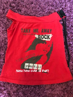 Y2k topp - Off-sholders topp jag köpt på en loppis. Storlek s och säljer för 70 + 20kr frakt😊