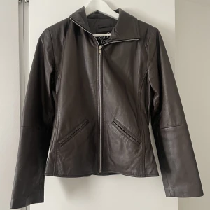 Skinnjacka - Köpte denna bruna läderjackan i London för 1 år sen. Använd fåtal gånger, så väldigt bra skick✨