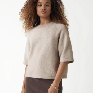 Stickad tröja - Säljer denna &other stories tröjan som jag köpte här på plick, nyskick💗Säljer då den är för liten för mig!! Byter gärna mot en likadan i M!!