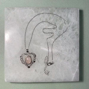 Halsband - Jättefint halsband med rosenkvitten och hjärtform❤️