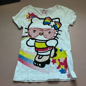 Hello Kitty tröja - Super fin hello Kitty tröja, knappt använt. Helt fläck fri och är ej sönder, passar bra även om man är 160 cm. Klicka på köp om du vill köpa, kontakta om du har frågor. 