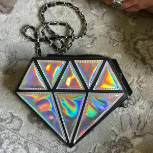 Super snygg handväska i formen av en diamant. Knappt använd och i jätte fint skick 