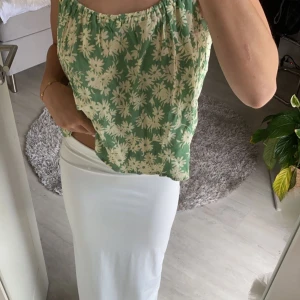 Sommartorp  - Säljer den här sommartorpen som är helt oanvänd från mango! Köpt förra sommaren men har aldrig kommit till användning! 