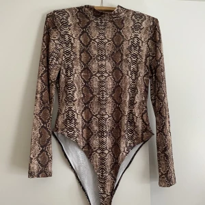 Body - Body från SHEIN. 100kr. Storlek L