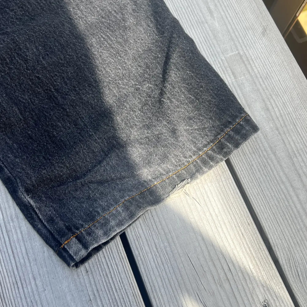 Storlek S Feta jeans med wide passform. Använda men mycket liv kvar - lite heeldrag  . Jeans & Byxor.