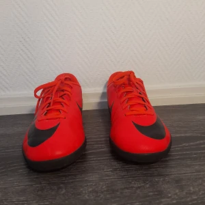 Nike cr7 inomhusfotbollskor - Perfekt för dig som spelar fotboll eller håller på med andra sport inomhus, har använt dessa max 3 gånger och vill sälja de för de har blivit för småa.