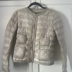 Moncler jacka - Jättefin missoni jackan modellen lissy. Storlek 1! Den har inget märke på armen, endast på dragkedjan.