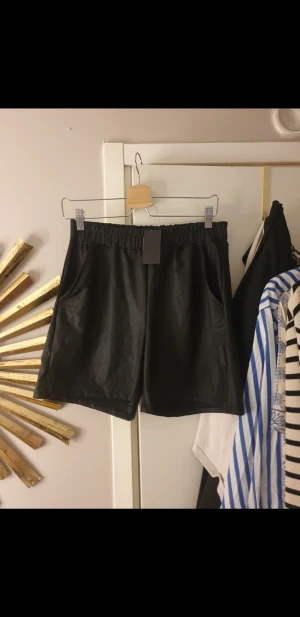 shorts  - shorts i skinnimitation, nya med lappen kvar 