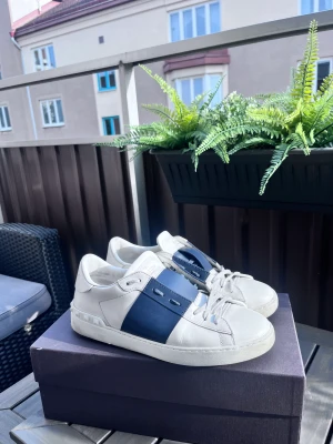 Valentino garavani open  - Valentino skor i väldigt bra skick: 9/10, box och dustbag ingår. Färgen är i navy! Vid minsta fundering så är det bara och kontakta oss😃