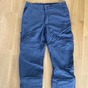Fjällräven byxor storlek 36 - Fjällrävenbyxor i bra skick som går att dela av med dragkedja på två ställen. 