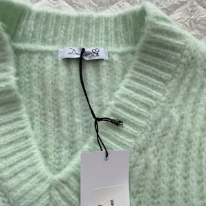 Design by si  - Säljer en super fin stickad väst i mint grön färg från design by si🤍den är helt ny med prislapp kvar! Pris går att diskuterat 