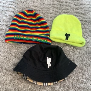 Billie eilish merch -  billie eilish mössor/ huvudbonader. Kommer ej ihåg vart de är köpta ifrån. Mössorna är i bra skick, hatten har någon defekt, se sida 2. Den gröna kostar 80kr, den regnbågiga kostar 30 och den svarta hatten kostar 20. Eller alla för 100. ❌tryck ej köp nu❌
