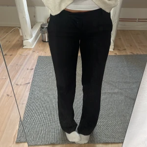 Lågmidjade kostymbyxor  - Lågmijade kostymbyxor. Svarta och utsvängda.