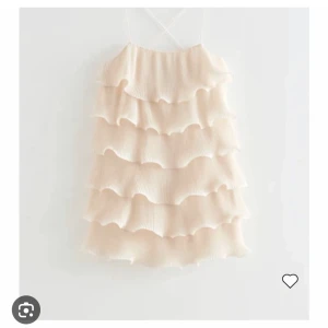 Volangklänning - Säljer den populära slutsålda volangklänningen ifrån & other stories! Andvänd en gång och är som ny!💕köpt för 890 kr!