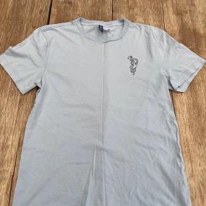 T-shirt  - En oversized T-shirt med ett tryck fram och bak. Bra skick med en större passform!