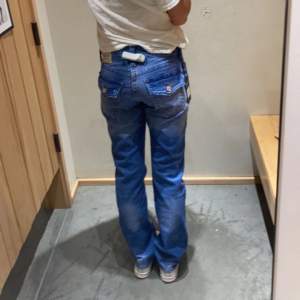 Funderar på att sälja mina true religion jeans pga att de inte riktigt är min stil! Köpte i USA för 800kr ungefär men har i princip aldrig använt de. Lågmidjade och väldigt långa på mig som är 177