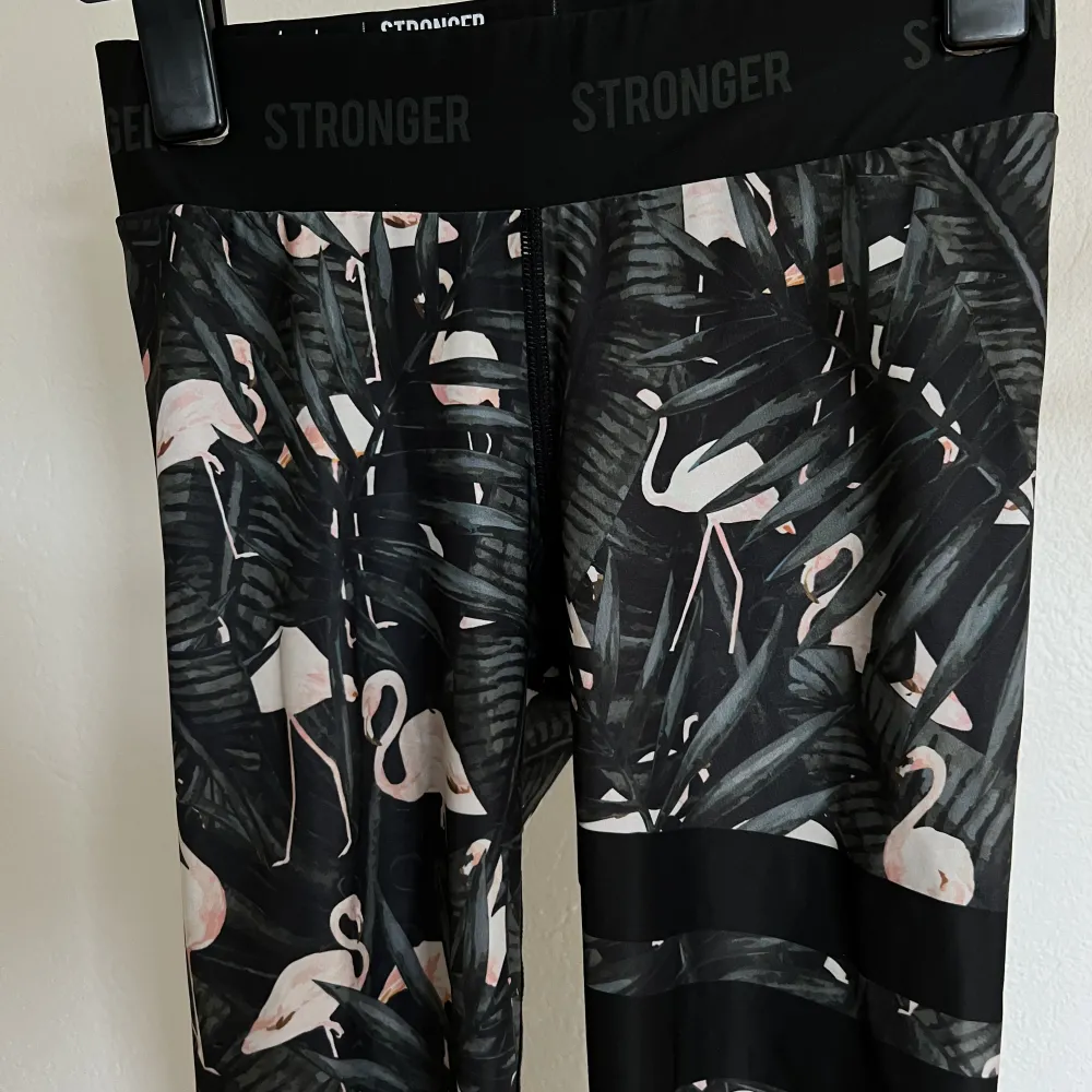 Jättefina träningstights från Stronger i flamingo mönster💞💞 Jättesnygga och supersköna!! Säljer pga utrensning av garderob… Köparen står för frakten . Jeans & Byxor.