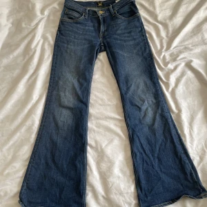Lee jeans  - Köpta second hand, har ett litet hål men de syns inte när byxorna är på! Står ingen storlek men passar xs-s💕 midjemått: 36 cm, innerbenslängd: ca 75