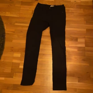 Jeans - Snygga svarta jeans, simpla och passar bra till mycket.