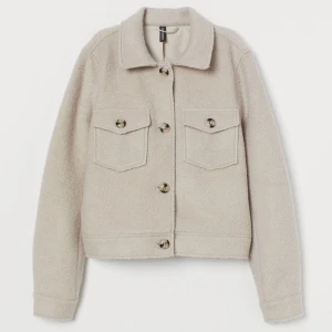 kort jacka ullmix  - Säljer denna söta jackan då jag använt en gång! Varm och skön! Från hm! original priset är 599kr 