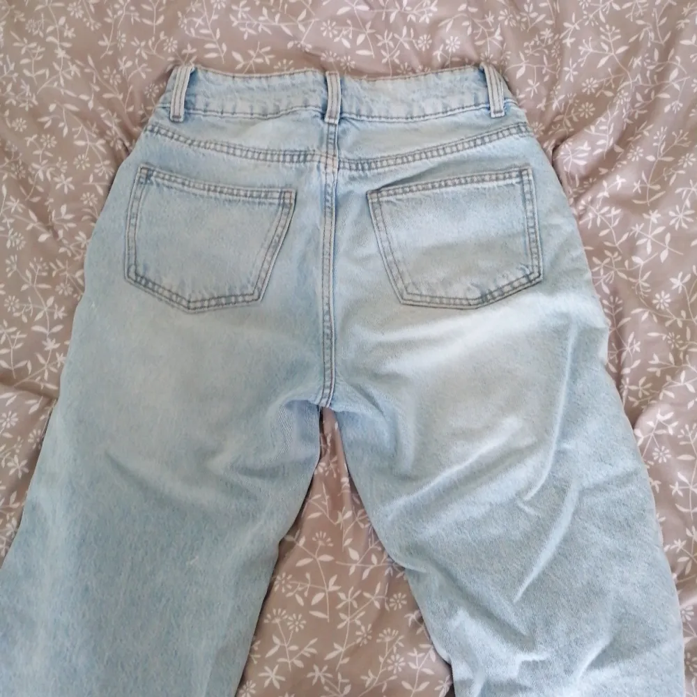 Materialet är mycket bra, bekvämt och mjukt.  Jag köpte dem i Spanien för ett tag sedan men jag gillade inte hur de såg ut på mig.. Jeans & Byxor.