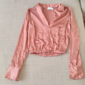 Skjorta  - Fint skick, stl 34 Katt finns i hemmet 