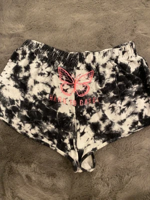 Shorts - Använda en del, dom är noppriga