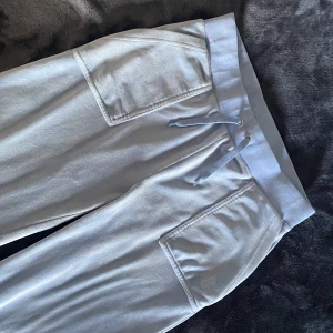 Juciy byxor! Ljusblåa!🩵 - Säljer dessa Juicy byxor! De har används 2-3 gånger. Vi kan prata om priset eller byta mot någon annan färg. (Fast samma storlek om man vill byta)! De har tvättas innan skickad till dig!🩵