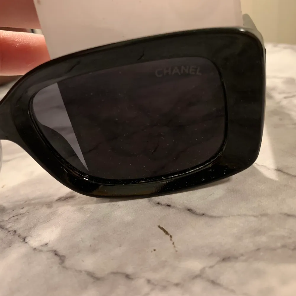 Säljer mina äkta Chanel solglasögon, flera bilder får ni i chatten på alla markeringar osv priser är prutbart vid snabb affär. . Accessoarer.