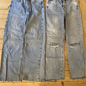 Bikbok jeans  - Säljer två par jeans från bikbok. De med hål i knäna är i stl 27 och de andra är i stl 25. De är något slitna längst ner annars i fint skick. Säljer de för 100kr/st. Finns i Nyköping men kan även skicka om köparen står för frakten.