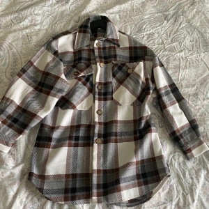 SKJORTJACKA  - Aldrig använt, är oversized.