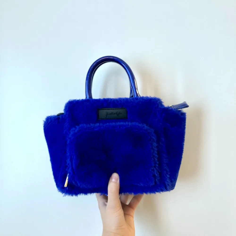 Jättefin kobalt blå fluffig handväska med avtagbar axelremsband. Köpt på plick men ser ut som ny från Kylie & Kendalls kollektion på Forever21. Väskor.
