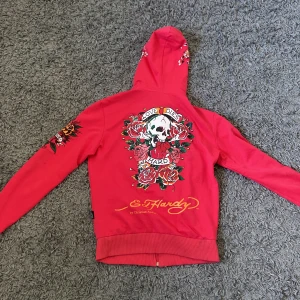 Ed hardy hoodie - Jättefin ed hardy hoodie köpt här på Plick ❤️ Finns en liten liten fläck (sista bilden) bakom ena armen och en längst ner på ryggen så skriv om ni vill ha bild på de! ❤️