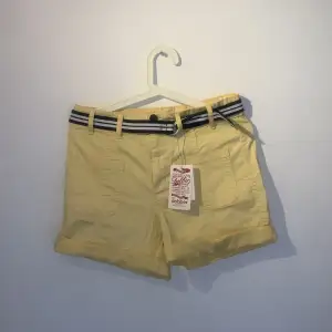 Gula shorts från Dobber i storlek 36. Knappt använda, har till och med prislappen kvar!