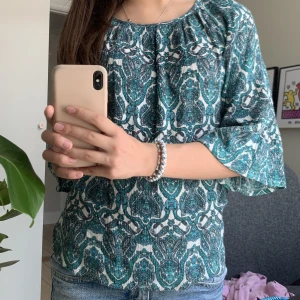 Blå Blus - Så fin mönstrad blus, säljer för att jag behöver pengar 🤍